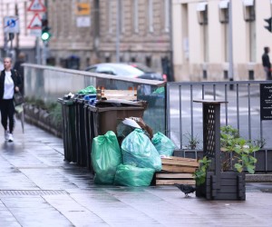 26.09.2022., Zagreb - Gradska svakodnevica u sredistu grada. Danas se u sredistu grada moglo uociti velike kolicine smeca koja viri iz raznih kanta ali i iz kontejnerima te mnogo smeca koje se nalazi pored njih.  Photo: Sanjin Strukic/PIXSELL