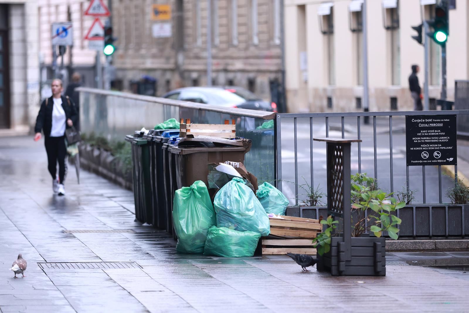 26.09.2022., Zagreb - Gradska svakodnevica u sredistu grada. Danas se u sredistu grada moglo uociti velike kolicine smeca koja viri iz raznih kanta ali i iz kontejnerima te mnogo smeca koje se nalazi pored njih.  Photo: Sanjin Strukic/PIXSELL