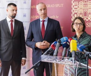 26.10.2022., Split - Konferencija za medije u Gradskoj upravi pod nazivom "Nered u upravljanju i izgubljeni milijunski prihodi od gradske imovine" na kojoj je savjetnica gradonacelnika za gradsku imovinu Maja Derek predstavila polugodisnje izvjesce. Na konferenciji su sudjelovali i gradonacelnik Splita Ivica Puljak sa zamjenicima, Antoniom Kuzmanicem i Bojanom Ivosevicem.
Bojan Ivosevic, Ivica Puljak, Maja Derek Photo: Milan Sabic/PIXSELL
