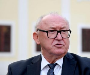 26.10.2022., Zagreb - Nastavljeni pregovori Vlade i sindikata o osnovici za place u drzavnim i javnim sluzbama, a na pregovorima sudjeluje i premijer Andrej Plenkovic. Posljednju Vladinu ponudu odbilo je svih 11 sindikata javnih sluzbi, a ocekuju da ca Vlada danas izaci s novom, poboljsanom ponudom jer ce jedino tako odustati od najavljenih prosvjeda u studenome. Stjepan Topolnjak. Photo: Josip Regovic/PIXSELL