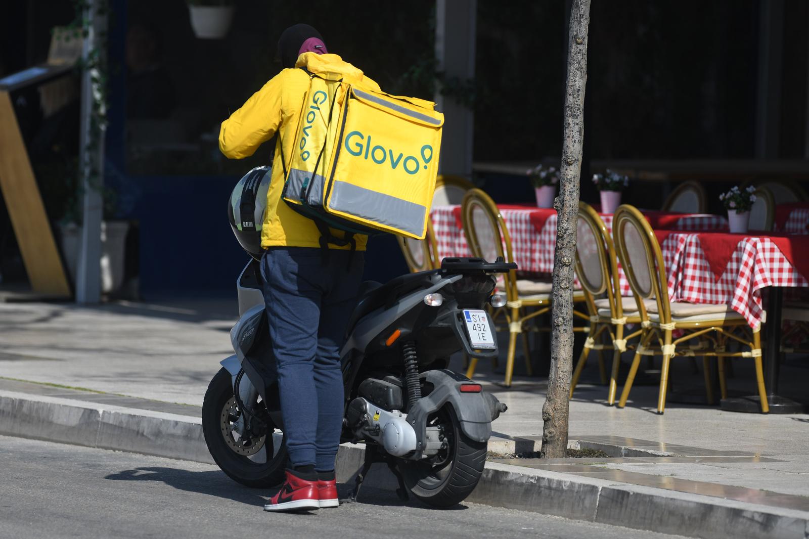 27.03.2022., Sibenik - Dostavljaci Glova imaju pune ruke posla i nedeljom dostavljajuci hranu iz restorana. Photo: Hrvoje Jelavic/PIXSELL