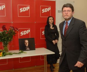 29.04.2007., Zagreb - Predsjednik SDP-a Ivica Racan preminuo je u 63. godini, dva mjeseca nakon sto je saznao da boluje od raka bubrega. Stranacki duznosnini odmah po objavi vijesti poceli su se okupljati u sredistu SDP-a na Iblerovom trgu gdje je postavljena i knjiga zalosti za sve koji su se zeljeli oprostiti od bivseg hrvatskog premijera. Mirela Holy, Tonino Picula.rPhoto: Dalibor Urukalovic/PIXSELL