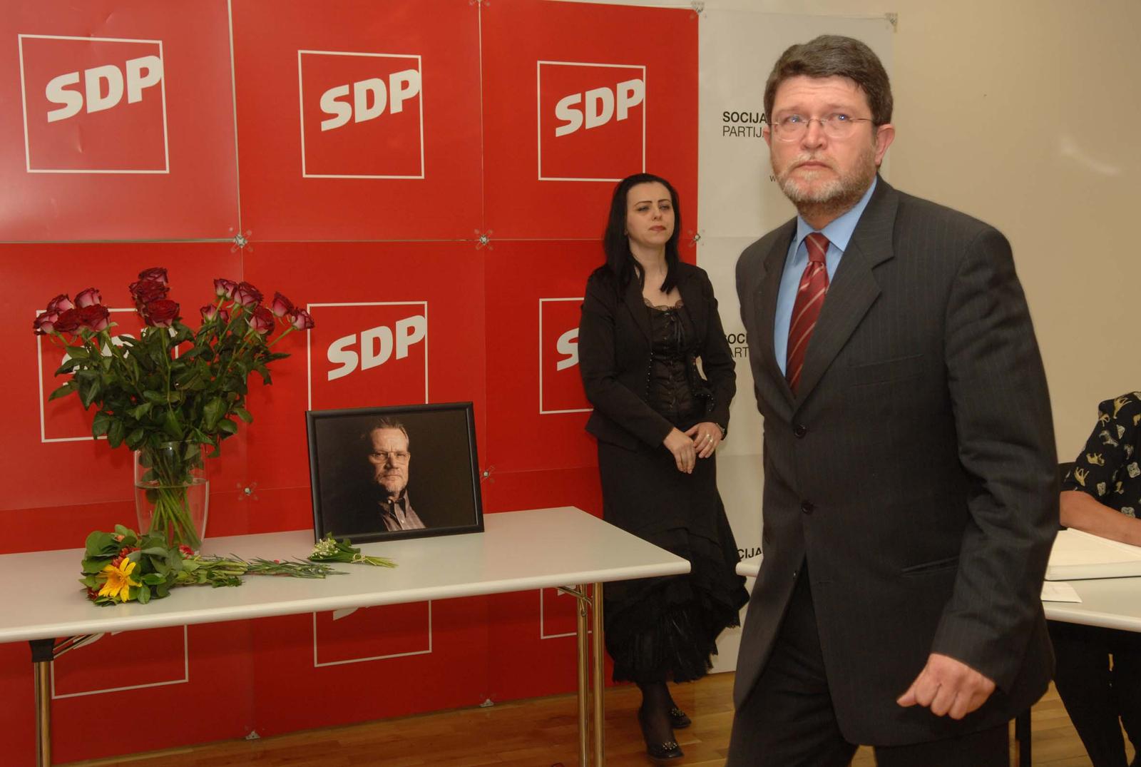 29.04.2007., Zagreb - Predsjednik SDP-a Ivica Racan preminuo je u 63. godini, dva mjeseca nakon sto je saznao da boluje od raka bubrega. Stranacki duznosnini odmah po objavi vijesti poceli su se okupljati u sredistu SDP-a na Iblerovom trgu gdje je postavljena i knjiga zalosti za sve koji su se zeljeli oprostiti od bivseg hrvatskog premijera. Mirela Holy, Tonino Picula.rPhoto: Dalibor Urukalovic/PIXSELL