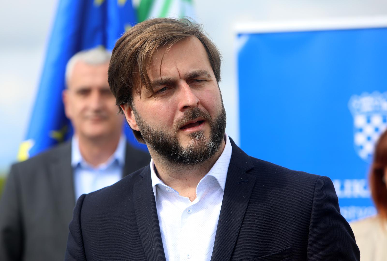 27.04.2022., Karlovac - Svecano  obiljezavanje dovrsetka radova na nasipima uz Koranu i Mreznicu na lokaciji Logoriste-Mala Svarca-Turanjski Poloj, ukupne duljine 5,8 km koji je realiziran u sklopu EU projekta „Sustav zastite od poplava karlovacko-sisackog podrucja, 1. faza- karlovacko podrucje“. Svecanosti su nazocili ministar gospodarstva i odrzivog razvoja Tomislav Coric, zupanica Karlovacke zupanije Martina Furdek Hajdin, gradonacelnik grada Karlovca Damir Mandic te generalni direktor Hrvatskih voda Zoran Durokovic sa suradnicima.
  Photo: Kristina Stedul Fabac/PIXSELL