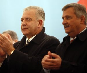04.11.2007., Samobor - Predsjednik HDZ-a Ivo Sanader tijekom predizborne kampanje posjetio Samobor te se druzio s gradjanima.rPhoto: Slavko Midzor/PIXSELL