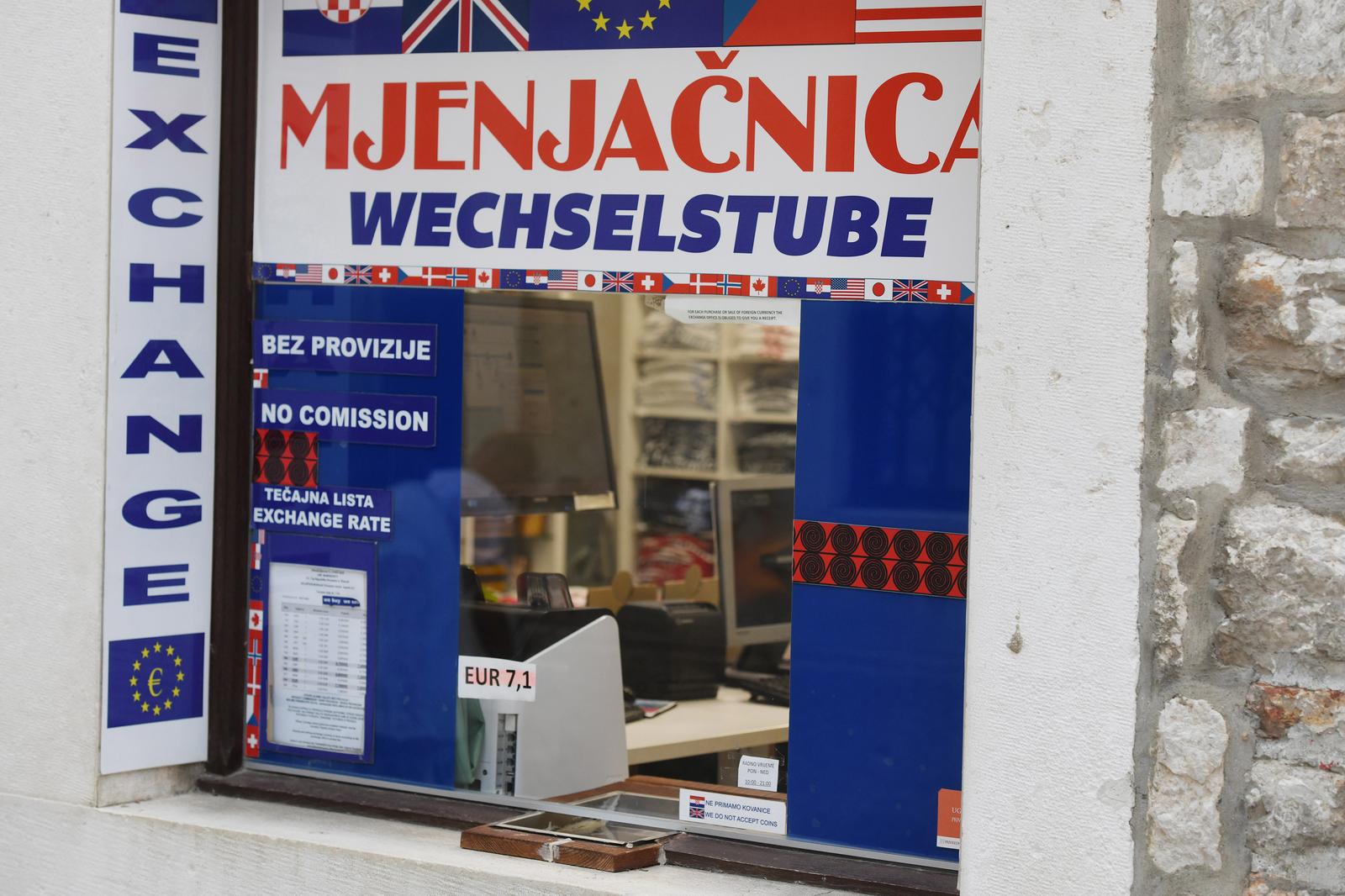 27.07.2022.,Sibenik - Na jednoj od mjenjacnica u gradu Sibeniku tecaj Eura je 7,1 kuna za 1 euro.   Photo: Dusko Jaramaz/PIXSELL