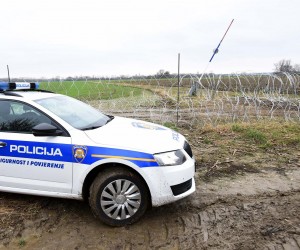 27.11.2015., Trnovec-  Slovenci postavili zicu na malogranicni prijelaz Trnovec-Sredisce ob Dravi (Sparovec) gdje su lokalni mjestani granicu prelazili s kljucevima za prijelaz. rPhoto: Vjeran Zganec Rogulja/PIXSELL