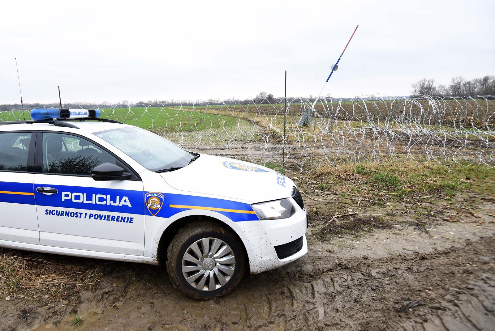 27.11.2015., Trnovec-  Slovenci postavili zicu na malogranicni prijelaz Trnovec-Sredisce ob Dravi (Sparovec) gdje su lokalni mjestani granicu prelazili s kljucevima za prijelaz. rPhoto: Vjeran Zganec Rogulja/PIXSELL