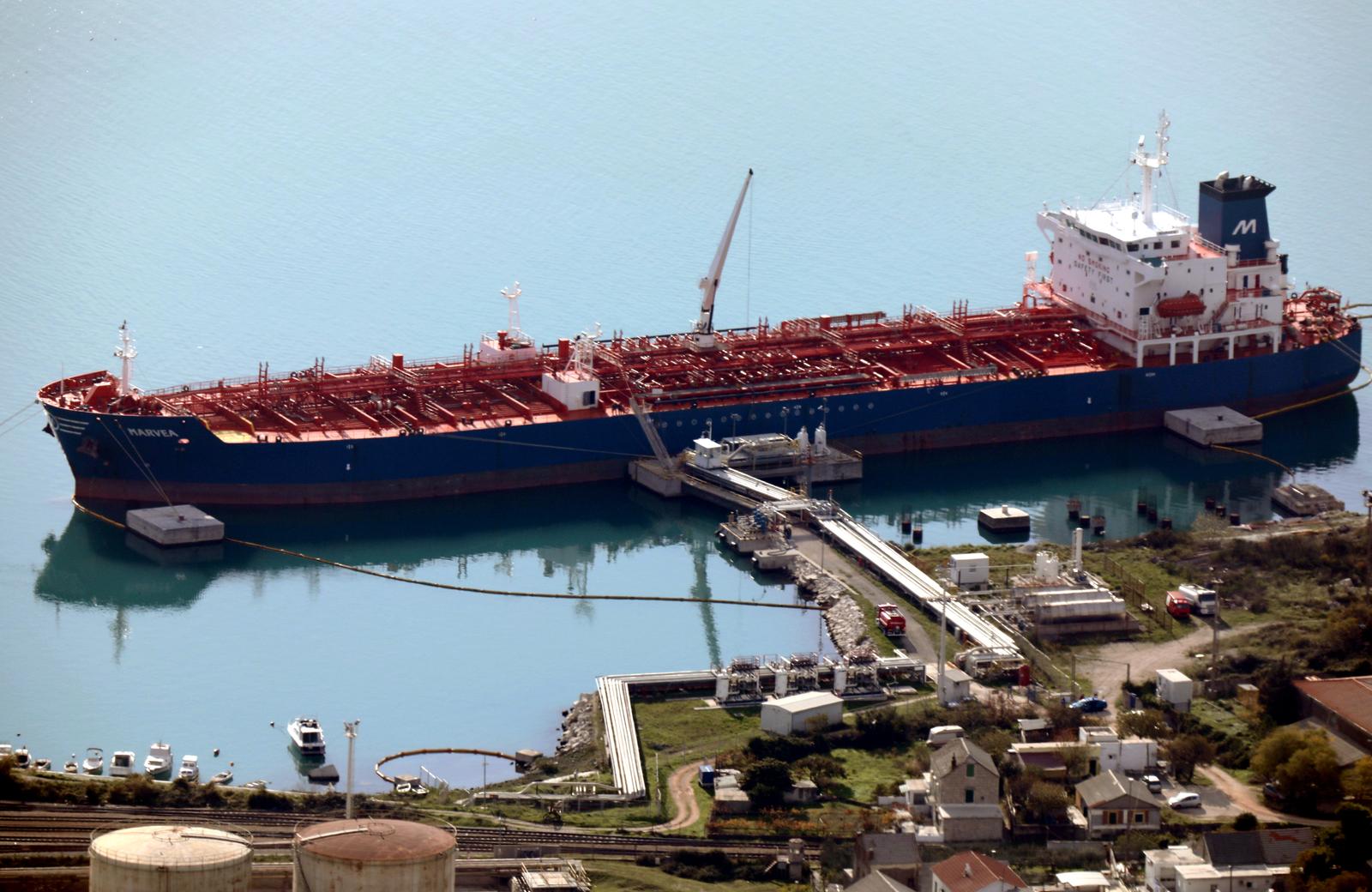 27.11.2020., Solin - Predivan  pogled s Kozjaka na vizure Splita, Kastela, Solina i okolnih planina u jesenskom razdoblju. Tanker na INA terminalu u Solinu."nPhoto: Ivo Cagalj/PIXSELL