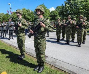 28.05.2021., Zagreb - Povodom svecanog obiljezavanja Dana Hrvatske vojske, Dana Hrvatske kopnene vojske i 30. obljetnice ustrojavanja Hrvatske vojske, na SRC Jarun, izlozen je takticko-tehnički zbor naoruzanja i opreme Hrvatske vojske. Otvaranje takticko-tehnickog zbora zapocelo je padobranskim skokom i podizanjem zastave Republike Hrvatske uz intoniranje himne te pokaznom vjezbom  Pocasno-zastitne bojne. Tijekom dana odrzat ce se prigodni program koji ukljucuje pokazne vjezbe Pukovnije vojne policije o mogucnosti i uporabi vodica i sluzbenih pasa, vojno-akrobatski program Pocasno-zastitne bojne te hodni program Orkestra OS i US Army Band Euro.rPhoto: Robert Anic/PIXSELL