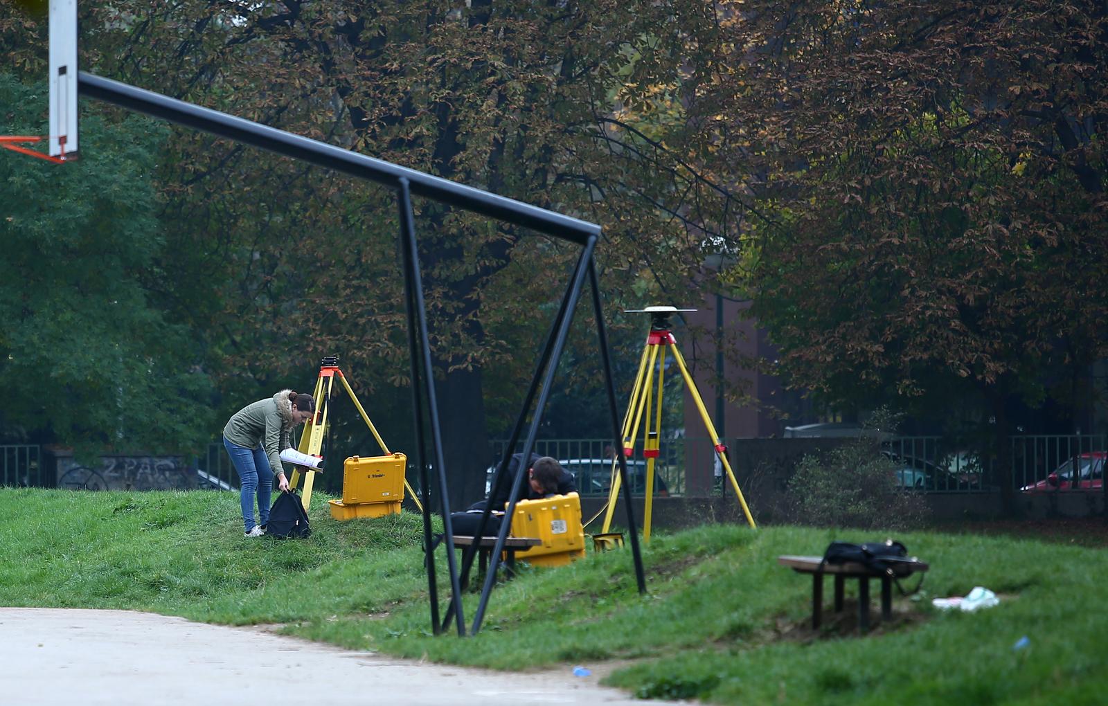 28.10.2015., Zagreb - Geodetska mjerenja na srednjoskolskom igralistu koje je smjesteno izmedju Klaiceve ulice na sjeveru i Ulice Izidora Krsnjavoga, a gradjani i skolarci koriste ga za sportsku rekraciju. Photo: Sanjin Strukic/PIXSELL