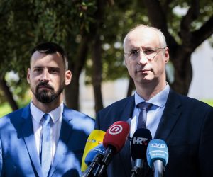 29.06.2022., Split - Kandidat za gradonacelnika Ivica Puljak zajedno sa svojim zamjenicima odrzao je konferenciju za medije na temu 'Nas plan za drugi krug'.
Bojan Ivosevic, Ivica Puljak
Photo: Miroslav Lelas/PIXSELL Photo: Miroslav Lelas/PIXSELL