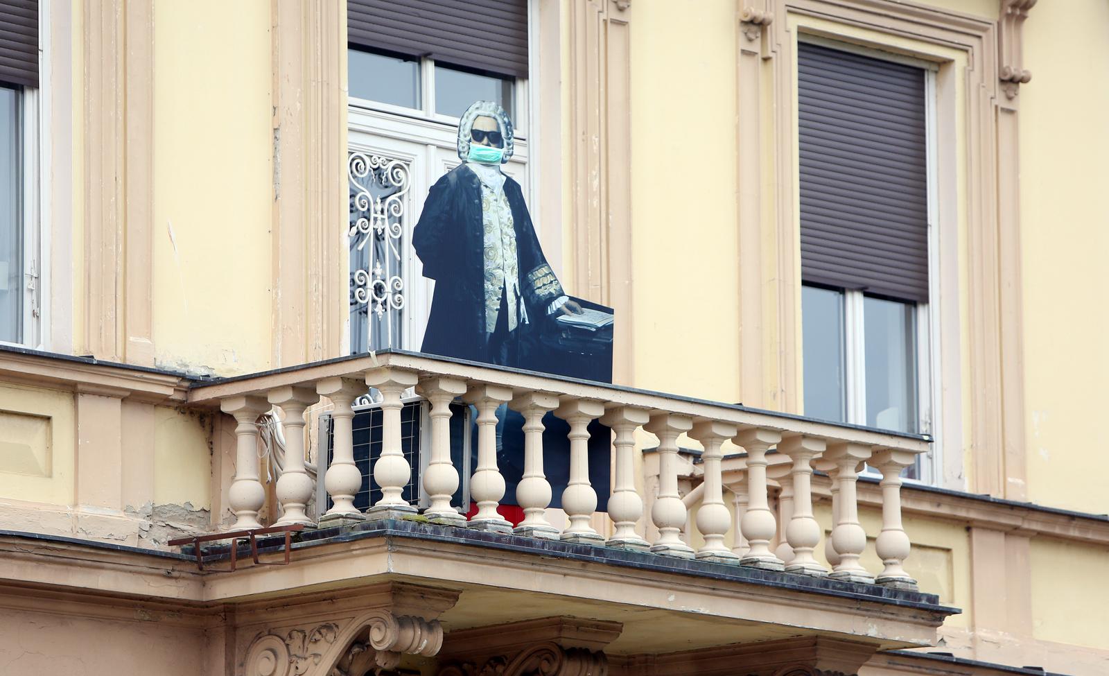 30.03.2020., Karlovac - Na balkonu Glazbene skole Karlovac uoci Noci glazbe 21. ozujka postavljena je kartonska maketa Johana Sebastiana Bacha, koja jos i dalje stoji sa zastitnom maskom na licu. rrPhoto: Kristina Stedul Fabac/PIXSELL