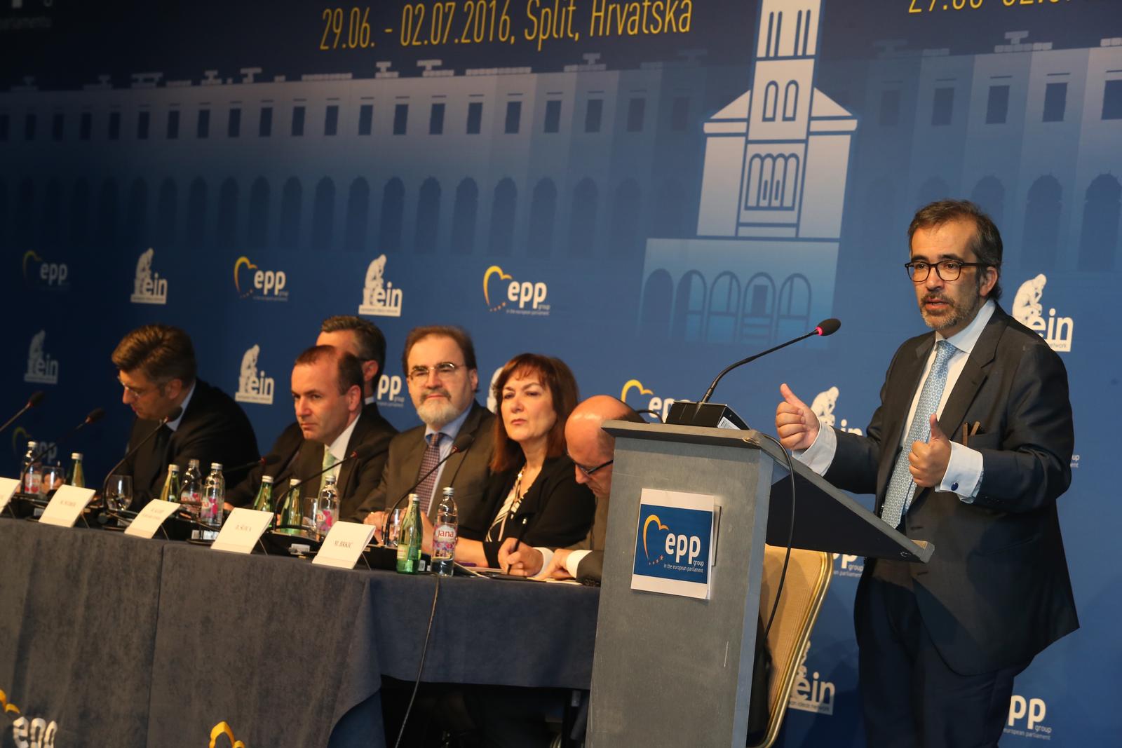 30.06.2016., Split - Tehnicki predsjednik Vlade Republike Hrvatske Tihomir Oreskovic sudjelovao je na otvorenju 16. Ljetne skole Europske mreze ideja Mediteran - geopolitika i europske integracije koja se odrzava u hotelu Le Meridian Lav. Paulo Rangel.rPhoto: Ivo Cagalj/PIXSELL