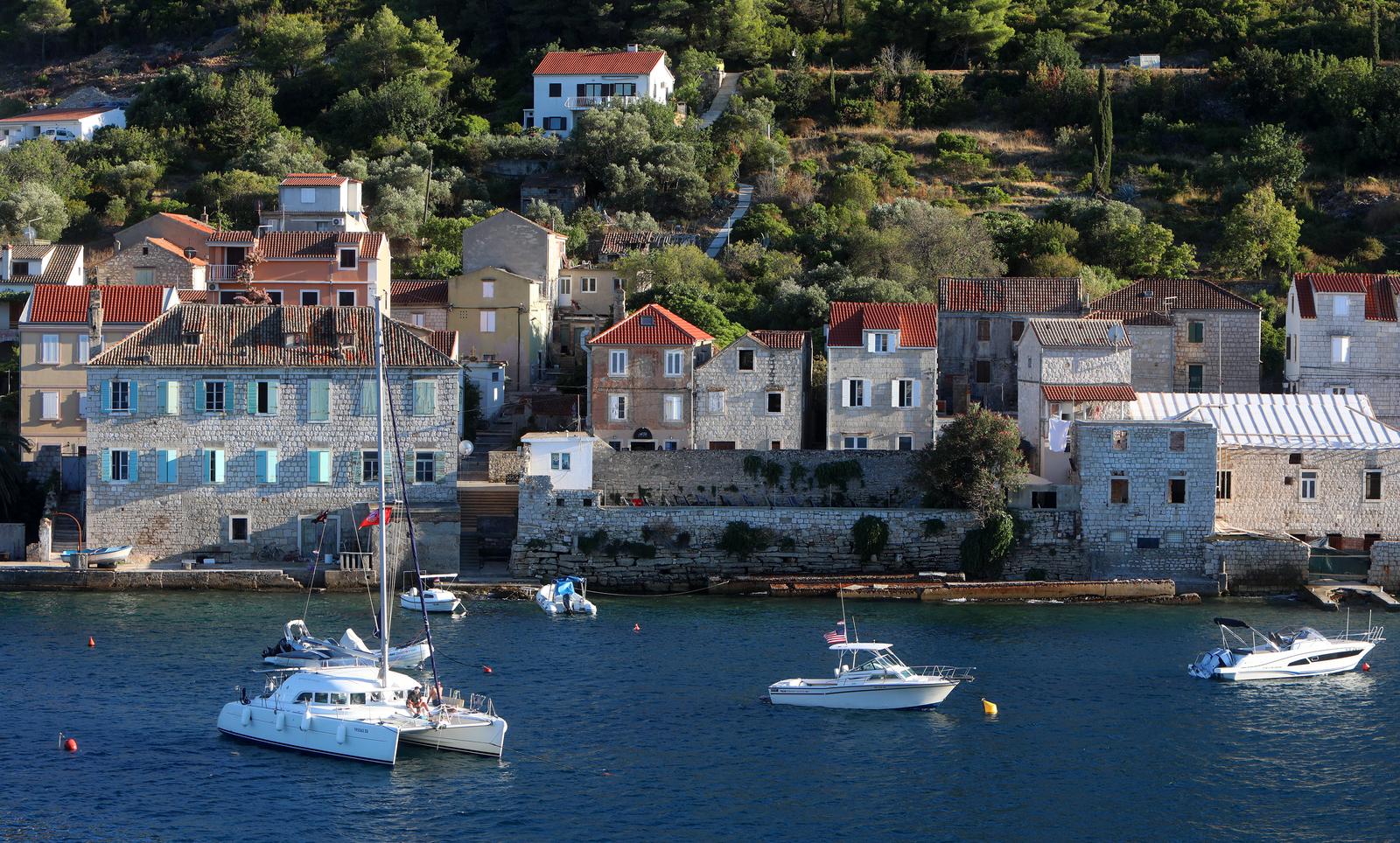 29.08.2021., Vis - Pogled na grad Vis sa mora. Photo: Kristina Stedul Fabac/PIXSELL