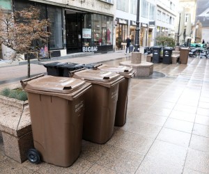 30.09.2022., Zagreb - Prema odluci gradske uprave danas je zadnji dan prije uvodjenja novog modela naplate odvoza smeca i zadnji dan kad kante mogu biti na javnim povrsinama u centru grada. Gradjani ne dijele odusevljenje gradskih vlasi novim pravilima, a najcesci prigovori su da se trosak promjena prabacio iskljucivo na gradjane te da se priprema svela uglavnom na uvodjenje novih kazni.
 Photo: Patrik Macek/PIXSELL