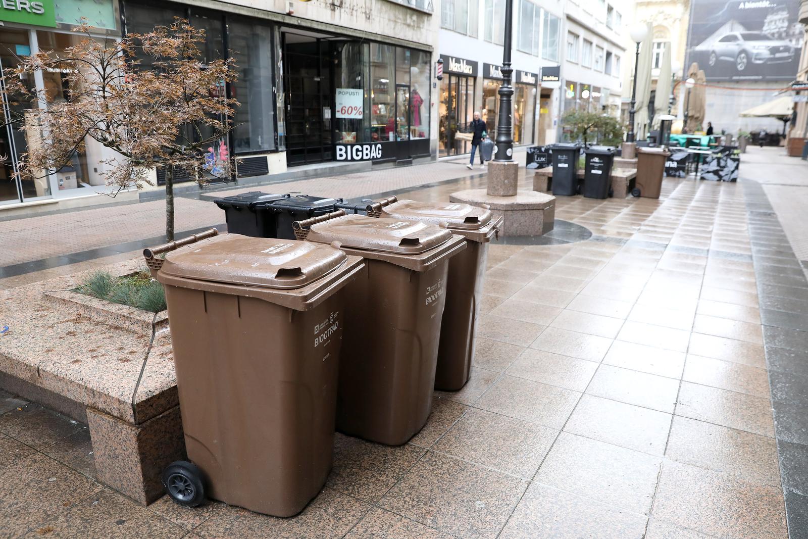 30.09.2022., Zagreb - Prema odluci gradske uprave danas je zadnji dan prije uvodjenja novog modela naplate odvoza smeca i zadnji dan kad kante mogu biti na javnim povrsinama u centru grada. Gradjani ne dijele odusevljenje gradskih vlasi novim pravilima, a najcesci prigovori su da se trosak promjena prabacio iskljucivo na gradjane te da se priprema svela uglavnom na uvodjenje novih kazni.
 Photo: Patrik Macek/PIXSELL