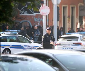30.10.2022., Zagreb - Izidora Krsnjavog. U blizini stadiona u Krancevicevoj u tijeku je policijska intervencija i uhicenja te dolazak hitne pomoci radi tesko ozlijedjenog mladica nakon tucnjave navijackih skupina izmedju prije utakmice Lokomotive i Hajduka. Razbacane drvene i teleskopske palice duz cijele ulice pokazuju na veliki navijacki okrsaj. Photo: Pixsell/PIXSELL