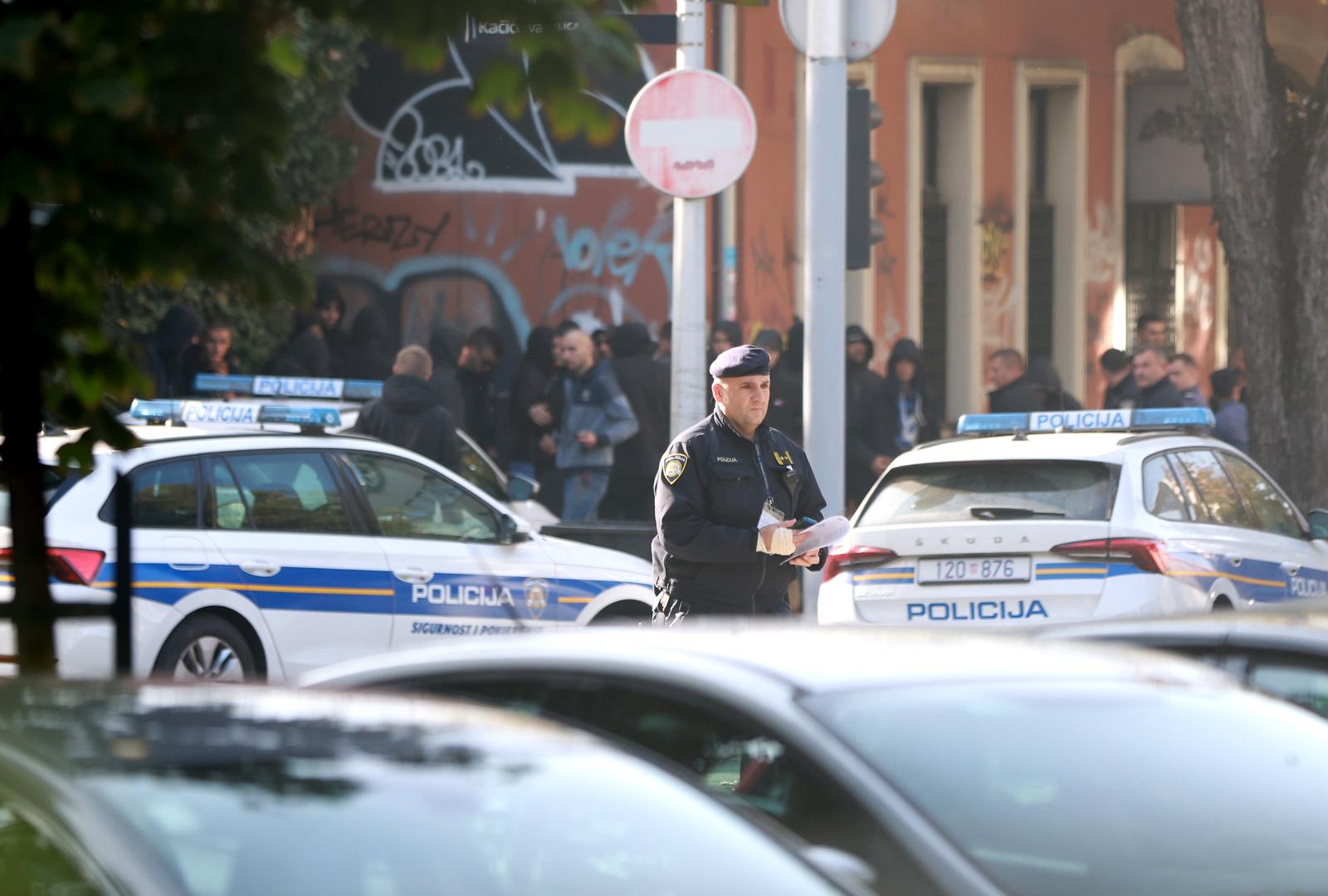 30.10.2022., Zagreb - Izidora Krsnjavog. U blizini stadiona u Krancevicevoj u tijeku je policijska intervencija i uhicenja te dolazak hitne pomoci radi tesko ozlijedjenog mladica nakon tucnjave navijackih skupina izmedju prije utakmice Lokomotive i Hajduka. Razbacane drvene i teleskopske palice duz cijele ulice pokazuju na veliki navijacki okrsaj. Photo: Pixsell/PIXSELL