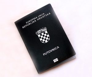 30.12.2017., Sibenik - Od 01. sijecnja zahtjev za izradu nove putovnice moci ce se predati elektronskim putem. Opcija je dostupna grdjanima koji posjeduju elektonicku osobnu iskaznicu s potpisanim certifikatom, a zahtjev se predaje putem sustava e-gradjani."nPhoto: Dusko Jaramaz/PIXSELL