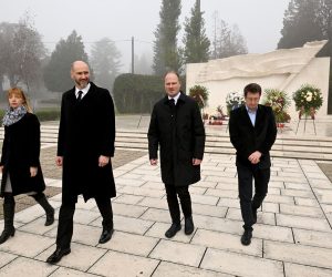 31.10.2022., Zagreb - Izaslanstvo grada Zagreba polozilo je vijenac na Grobnicu Narodnih heroja na Mirogoju povodom obiljezavanja Svih svetih i Dusnog dana. Vijence su polozili zamjenik gradonacelnika Zagreba Luka Korlaet i predsjednik Skupstine grada Zagreba Josko Klisovic,   Photo: Marko Lukunic/PIXSELL
