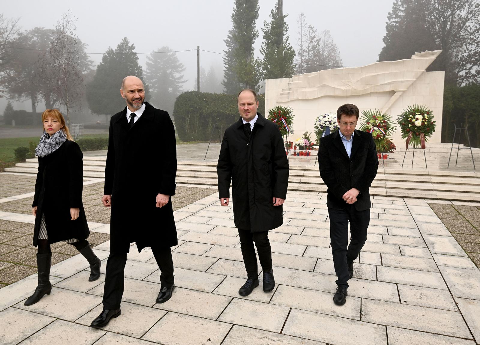31.10.2022., Zagreb - Izaslanstvo grada Zagreba polozilo je vijenac na Grobnicu Narodnih heroja na Mirogoju povodom obiljezavanja Svih svetih i Dusnog dana. Vijence su polozili zamjenik gradonacelnika Zagreba Luka Korlaet i predsjednik Skupstine grada Zagreba Josko Klisovic,   Photo: Marko Lukunic/PIXSELL