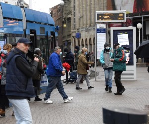 31.12.2020., Zagreb - Setnja gradom zadnji dan godine koja je bila drugacija nego inace. Tramvaji provozili centrom, ljudi i dalje hodaju s maskama. rPhoto: Marko Lukunic/PIXSELL