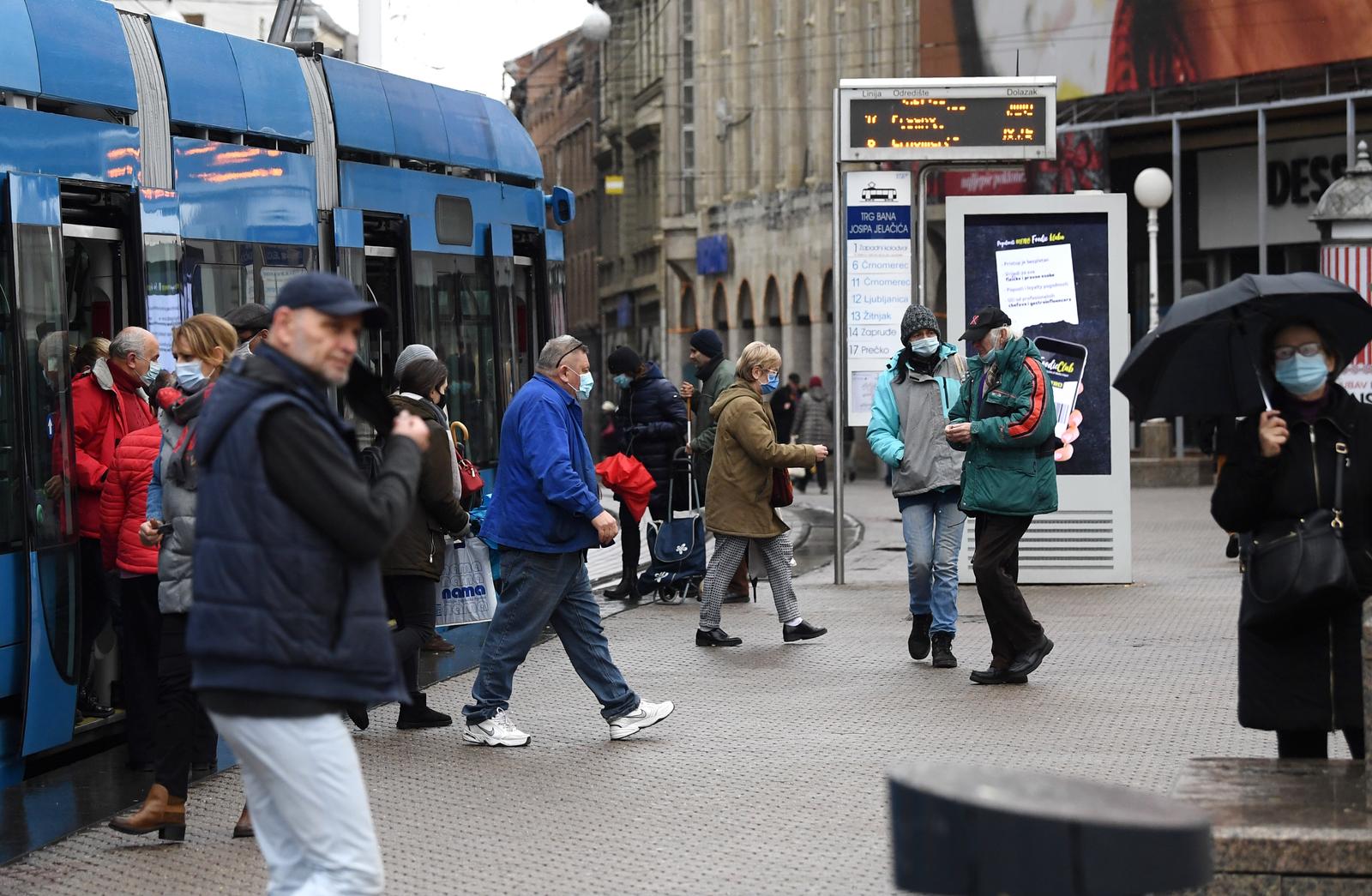 31.12.2020., Zagreb - Setnja gradom zadnji dan godine koja je bila drugacija nego inace. Tramvaji provozili centrom, ljudi i dalje hodaju s maskama. rPhoto: Marko Lukunic/PIXSELL