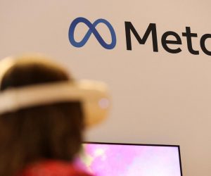 FILE PHOTO: A person uses virtual reality headset at Meta stand during the ninth Summit of the Americas in Los Angeles, California, U.S., June 8, 2022. REUTERS/Mike Blake/File Photo Photo: MIKE BLAKE/REUTERS