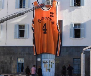 20.10.2022., Sibenik - Uoci 58.rodjendana kosarkaskoga Mozarta Drazena Petrovica na zgradu gradske uprave postavlja se veliki dres Sibenke sa brojem 4 koji je sasila modna dizajnerica Karmen Herceg.
Photo: Hrvoje Jelavic/PIXSELL (20.10.2022., Sibenik