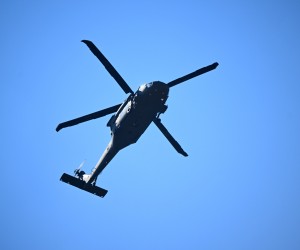 05.08.2022., Knin - Prelet Black Hawk helikoptera iznad Knina tijekom sredisnje svecanosti obiljezavanja Dana pobjede i domovinske zahvalnosti, Dana hrvatskih branitelja i 27. obljetnice vojno-redarstvene operacije Oluja. Pixsell/Davor Puklavec