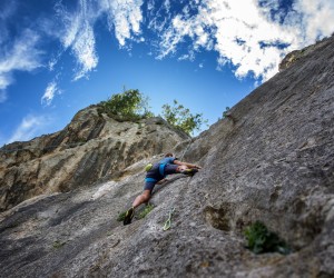 20.6.2020., Baska, otok Krk - Sportsko penjanje, natjecateljski sport u kojem se penjac za napredovanje koristi samo svojim tijelom, a oprema sluzi iskljucivo za osiguranje. Cilj sportskih penjaca je savladavanje teskih detalja stijene bez obzira na visinu stijene. U fokusu su snaga, izdrzljivost, fleksibilnost, ali i koordinacija pokreta i motoricka inteligencija. Penjaliste Portafortuna u blizini Baske Photo: Nel Pavletic/PIXSELL