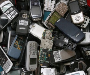 22.02.2014., Koprivnica - Gradjani zbog neimastine sve cesce daju svoje mobilne uredjaje na popravak umjesto da kupuju nove, cesto cak i kad je rijec o nekoliko godina starim mobitelima sa slabim baterijama, dotrajalim tipkovnicama, unistenim maskama i drugim manjkavostima. Foto: Marijan Susenj/Pixsell