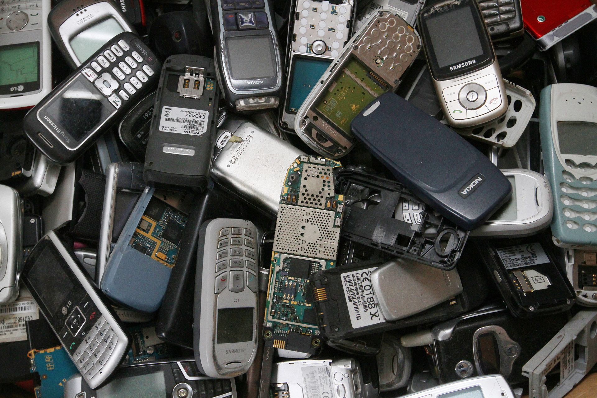 22.02.2014., Koprivnica - Gradjani zbog neimastine sve cesce daju svoje mobilne uredjaje na popravak umjesto da kupuju nove, cesto cak i kad je rijec o nekoliko godina starim mobitelima sa slabim baterijama, dotrajalim tipkovnicama, unistenim maskama i drugim manjkavostima. Foto: Marijan Susenj/Pixsell