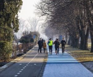16.01.2022., Osijek - Suncano ,ali hladno jutro ispod nule malobrojni osjecani proveli uz rijeku Dravu. Pixsell/Davor Javorovic
