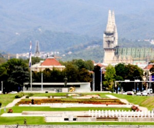 08.09.2022., Zagreb - Na ogradi nadvoznjaka u Ulici Hrvatske bratske zajednice stoji natpis: Samo srce osjeti sto to covjeku nedostaje da bi disao. Photo: Sanjin Strukic/PIXSELL
