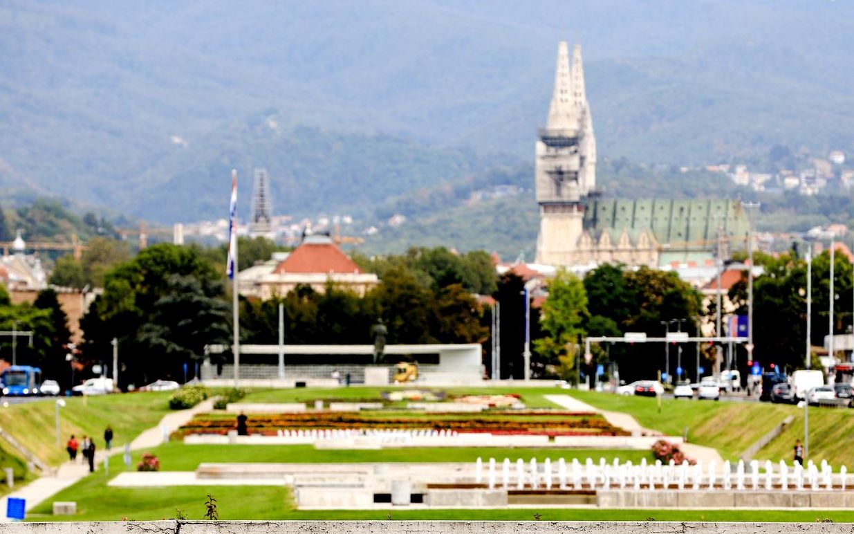 08.09.2022., Zagreb - Na ogradi nadvoznjaka u Ulici Hrvatske bratske zajednice stoji natpis: Samo srce osjeti sto to covjeku nedostaje da bi disao. Photo: Sanjin Strukic/PIXSELL
