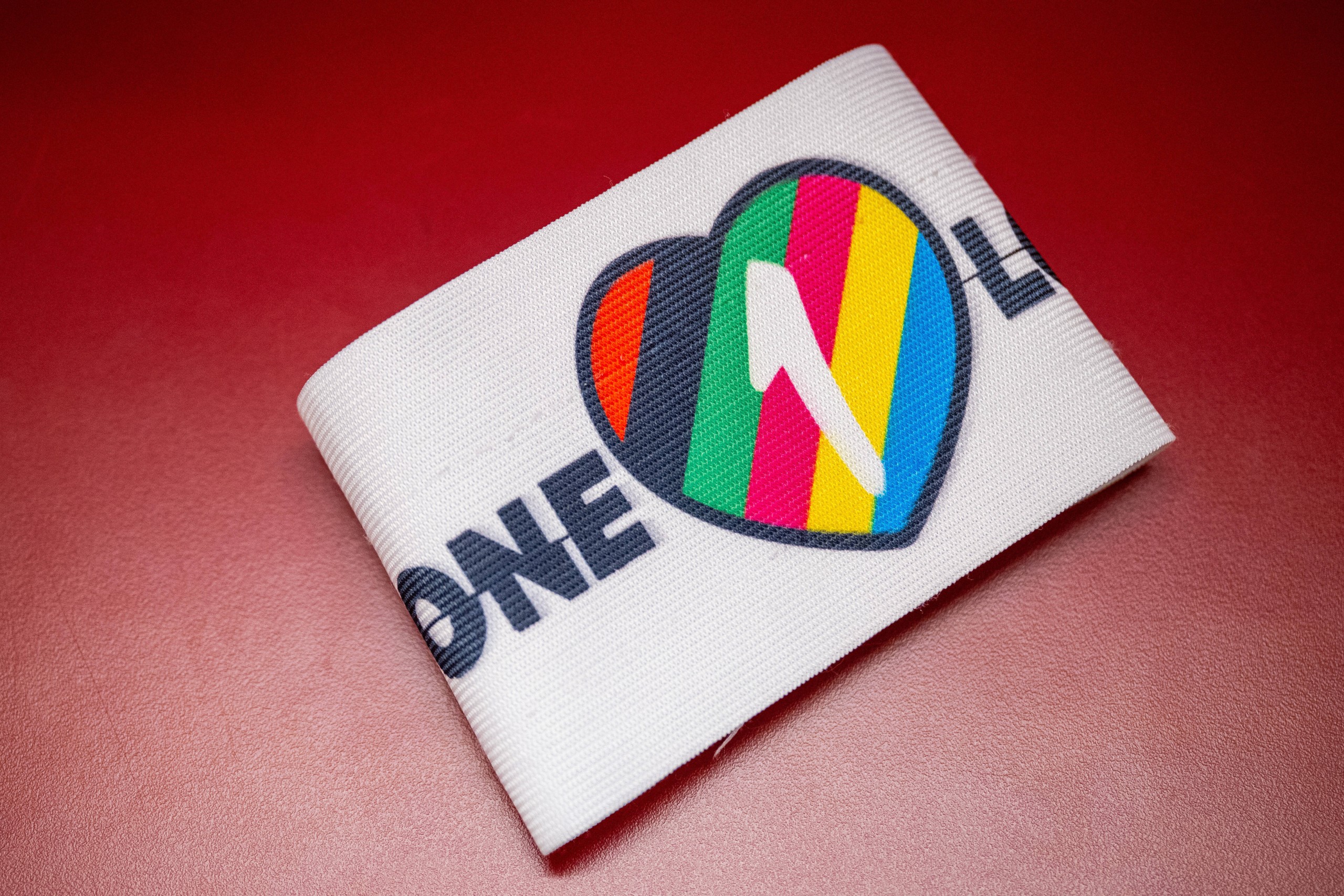 220927 The One Love captains armband ahead of the Nations League football match between Norway and Serbia on September 27, 2022 in Oslo. Photo: Vegard Grott / BILDBYRAN / kod VG / VG0362 bbeng fotboll football soccer fotball nations league landskamp norge norway serbia serbien kapteinsband genre onelove *** 220927 The One Love captains armband ahead of the Nations League football match between Norway and Serbia on September 27, 2022 in Oslo Photo Vegard Grot BILDBYRAN code VG VG0362 bbeng football football soccer fotball nations league international norway norway serbia serbia captains band genre onelove, PUBLICATIONxNOTxINxSWExNORxAUT Copyright: VEGARDxGRoTT BB220927VG002