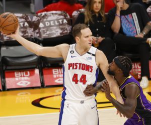 November 18, 2022, Los Angeles, California, USA: Detroit Pistons forward Bojan Bogdanovic 44 is defended by Los Angeles Lakers guard Patrick Beverley 21 during an NBA, Basketball Herren, USA basketball game, Friday, Nov. 18, 2022, in Los Angeles. Los Angeles USA - ZUMAc68_ 20221118_zaf_c68_015 Copyright: xRingoxChiux