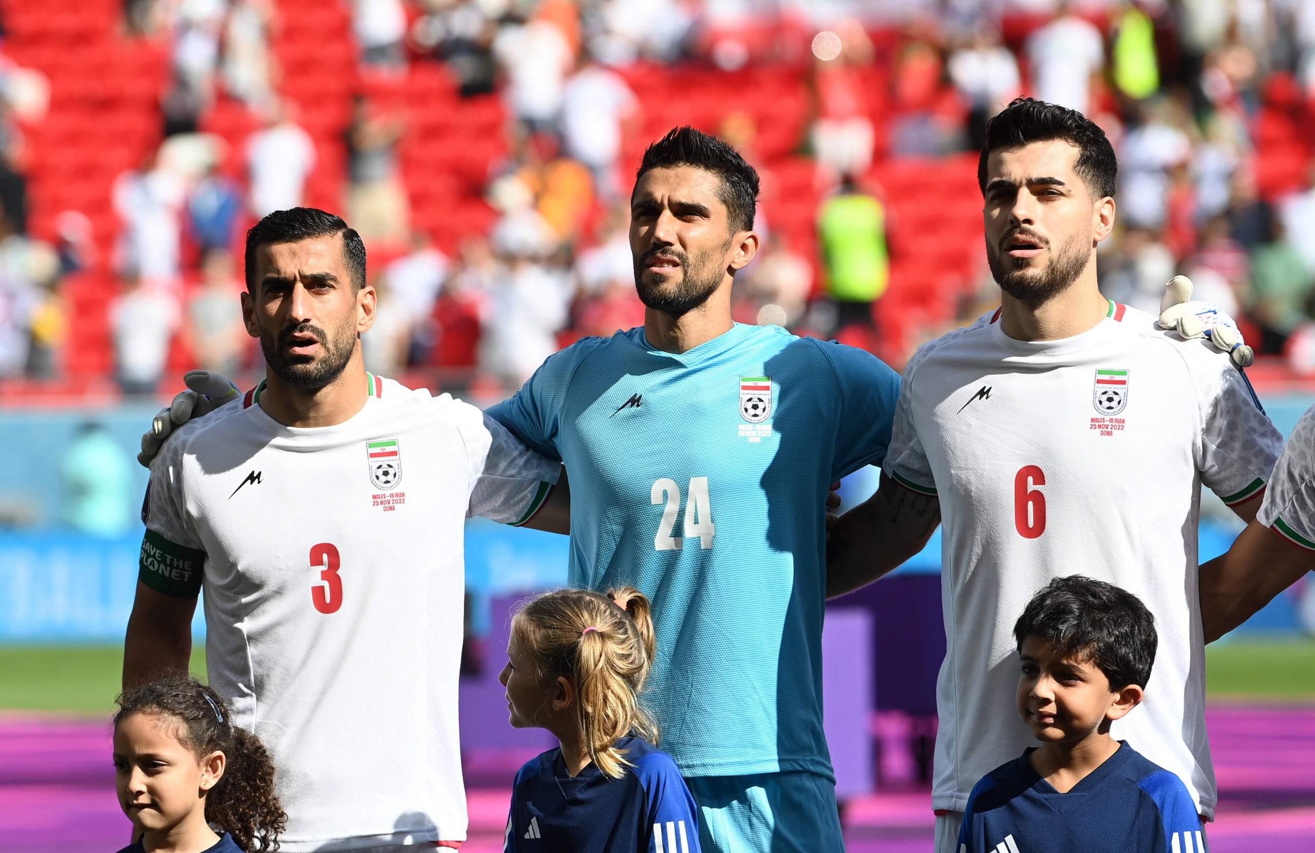 Fussball, Herren, Saison 2022/23, WM in Katar, Gruppe B 2. Spieltag, Wales - Iran im Ahmed bin Ali Stadium in Ar-Rayyan, v. l. Ehsan Hajisafi Iran, Torhüter Hossein Hosseini Iran, Saeid Ezatolahi Iran singen die eigene Hymne wieder, 25.11. 2022, *** Football, Men, 2022 23 season, World Cup in Qatar, Group B 2 match day , Wales Iran at Ahmed bin Ali Stadium in Ar Rayyan, v l Ehsan Hajisafi Iran , goalkeeper Hossein Hosseini Iran , Saeid Ezatolahi Iran sing their own anthem again, 25 11 2022, Copyright: xMatthiasxKochx