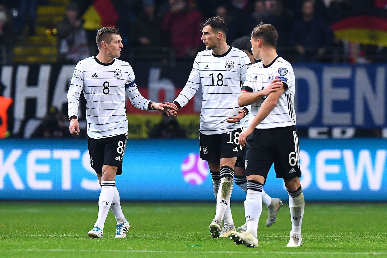 Fußball EM-Qualifikation Deutschland - Nordirland am 19.11.2019 in der Commerzbank-Arena in Frankfurt am Main Torjubel zum 2:1 durch Leon Goretzka  Deutschland , mitte - Toni Kroos  Deutschland , links - Joshua Kimmich  Deutschland , rechts DFB regulations prohibit any use of photographs as image sequences and/or quasi-video. *** Football European Championship qualification Germany Northern Ireland on 19 11 2019 in the Commerzbank Arena in Frankfurt am Main Goal celebration to the 2 1 by Leon Goretzka Germany , middle Toni Kroos Germany , left Joshua Kimmich Germany , right DFB regulations prohibit any use of photographs as image sequences and or quasi video xRx