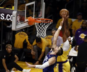epa10256033 Los Angeles Lakers forward-center Anthony Davis (R) in action against LA Clippers center Ivica Zubac during the first quarter of the NBA game between the Los Angeles Lakers and the Los Angeles Clippers at Crypto.com Arena, in Los Angeles, California, 20 October 2022.  EPA/ETIENNE LAURENT  SHUTTERSTOCK OUT