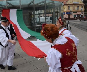 Osijek, 21.10.2022 - Podizanjem „probušene“ zastave, mađarske trobojnice s izrezanom sredinom, simbola Mađarske revolucije iz 1956. godine, na središnjem osječkom Trgu Ante Starčevića u petak je svečano obilježena 66. godišnjica Mađarske revolucije i borbe za slobodu mađarskog naroda 1956. godine.
foto HINA/ ds