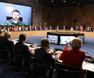 Zagreb, 25.10.2022 - Prvi parlamentarni summit Meðunarodne krimske platforme koji se odrava u Nacionalnoj i sveuèilinoj knjinici u Zagrebu. Na slici ukrajinski premijer Volodomir Zelenskij koji se javio video vezom. 
foto HINA/ POOL/ Admir BULJUBAIÆ/ ds