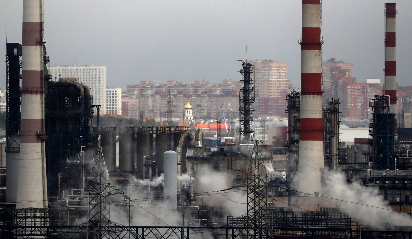 epa10269169 A view of the Gazpromneft MNPZ Moscow Petroleum Refinery JSC in Moscow, Russia, 27 October 2022. US officials reworks plan for Russia oil-price cap, following skepticism by investors and growing risk in financial markets.  EPA/MAXIM SHIPENKOV