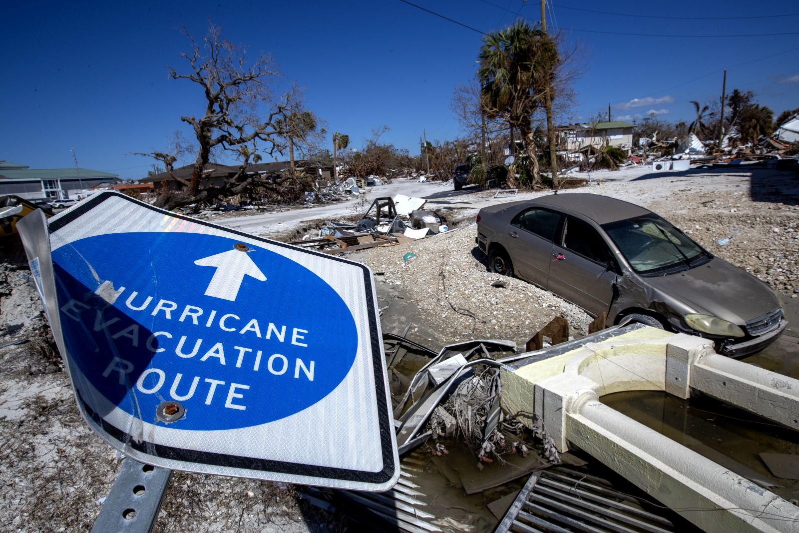 epa10270024 A hurricane evacuation route sign is seen down a month after Hurricane Ian's passage across Florida in Fort Myers beach, Florida, USA, 27 October 2022. Hurricane Ian was a destructive Category 4 Atlantic hurricane, that caused extensive damage across western Cuba, Florida and the southeastern Atlantic coast.  EPA/CRISTOBAL HERRERA-ULASHKEVICH