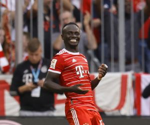 epa10273155 Munich's Sadio Mane (R) celebrates with teammates after scoring the 3-0 lead by penalty during the German Bundesliga soccer match between FC Bayern Munich and FSV Mainz 05 in Munich, Germany, 29 October 2022.  EPA/RONALD WITTEK CONDITIONS - ATTENTION: The DFL regulations prohibit any use of photographs as image sequences and/or quasi-video.