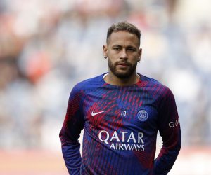 epa10273223 Paris Saint Germain's Neymar Jr warms up prior to the French Ligue 1 soccer match between PSG and Troyes, in Paris, France, 29 October 2022.  EPA/YOAN VALAT