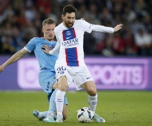epa10273586 Paris Saint Germain's Lionel Messi (R) and Troyes's Ante Palaversa (L) in action during the French Ligue 1 soccer match between PSG and Troyes, in Paris, France, 29 October 2022.  EPA/YOAN VALAT