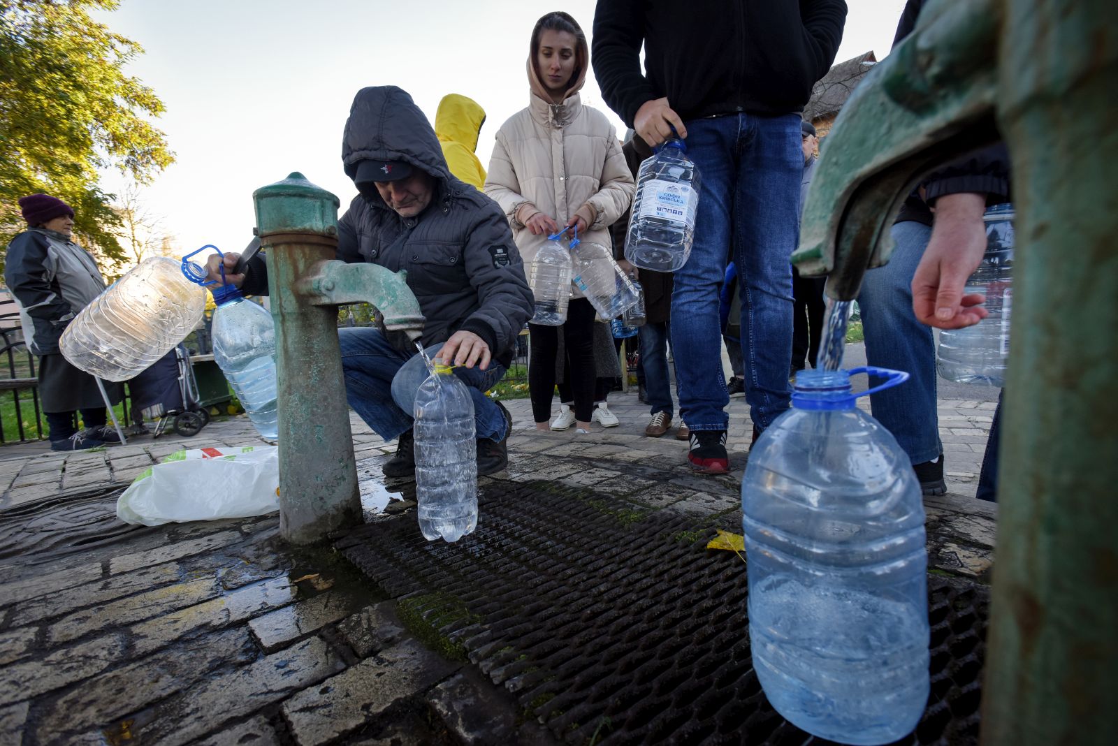 epa10277228 People take water from a water pump in Kyiv, Ukraine, 31 October 2022. "Part of the capital has been left without power as a result of strikes on critical infrastructure facilities. There is no running water in several of the city’s districts," Kyiv mayor Klitschko said. Russian troops on 24 February entered Ukrainian territory, starting a conflict that has provoked destruction and a humanitarian crisis.  EPA/OLEG PETRASYUK
